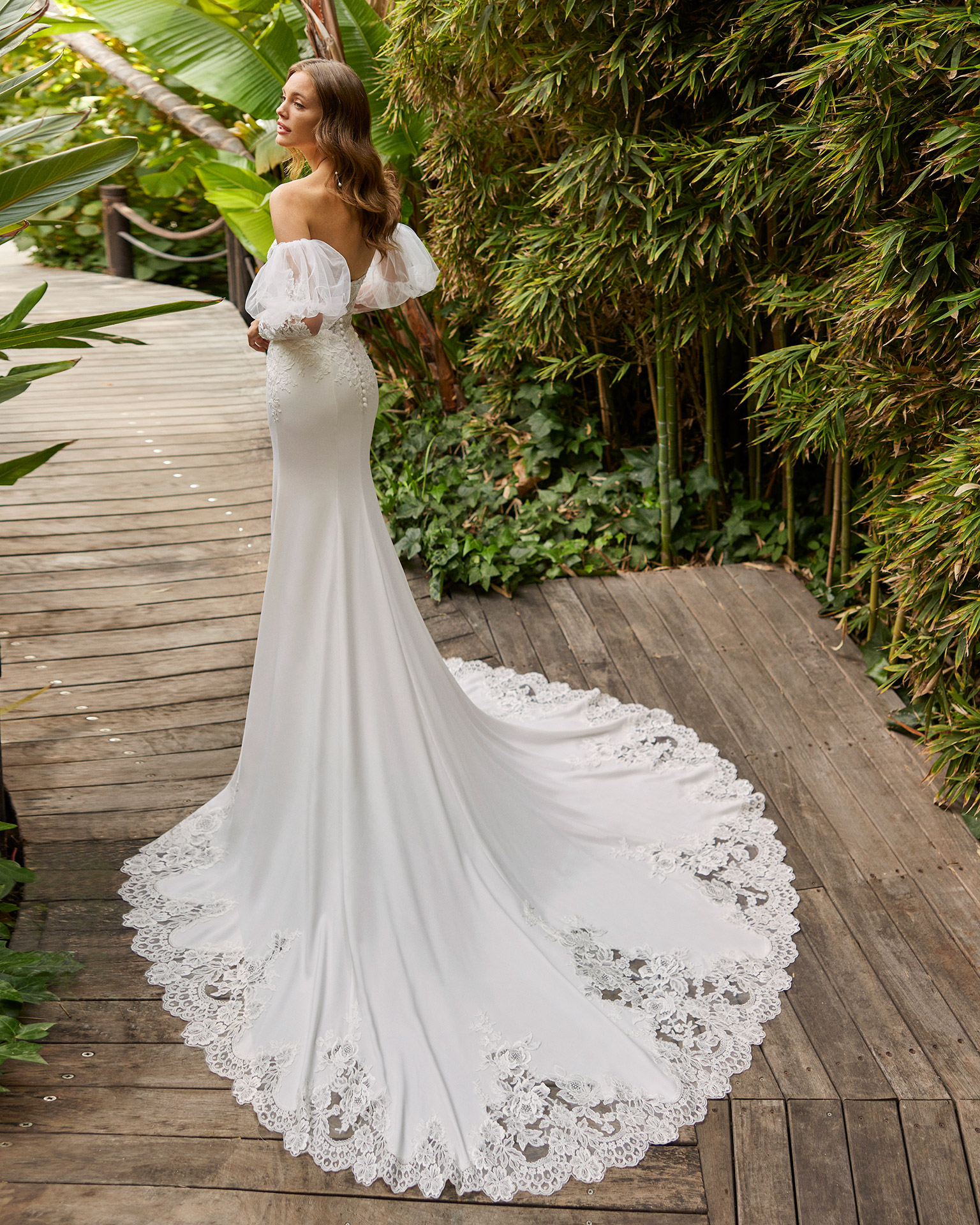 vestido de noiva clássico Vera Wang Brasil de renda com mangas coleção 2023 minimalista belo horizonte são paulo gaetana morato Rosa Clará Pronovias princesa sereia Nicole MIlano Pronovias Boho Chic gaetana morato casamento no campo vestido noiva com brilho vestido de noiva alta costura - VERA WANG BELO HORIZONTE BRASIL LUNA NOVIAS ADRIANA ALIER LUNA STUDIO NICOLE MILANO PRONOVIAS