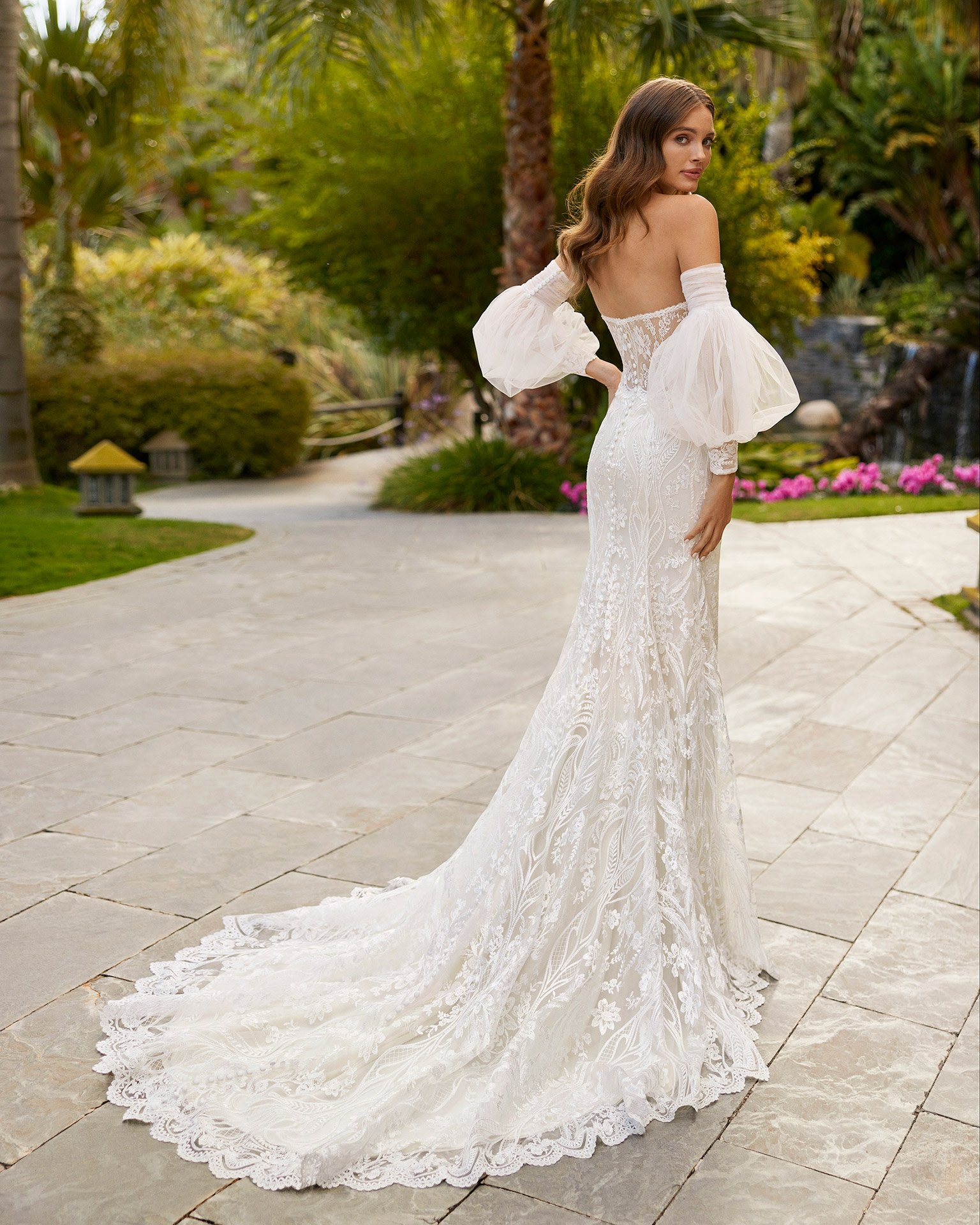 vestido de noiva clássico Vera Wang Brasil de renda com mangas coleção 2023 minimalista belo horizonte são paulo gaetana morato Rosa Clará Pronovias princesa sereia Nicole MIlano Pronovias Boho Chic gaetana morato casamento no campo vestido noiva com brilho vestido de noiva alta costura - VERA WANG BELO HORIZONTE BRASIL LUNA NOVIAS ADRIANA ALIER LUNA STUDIO NICOLE MILANO PRONOVIAS