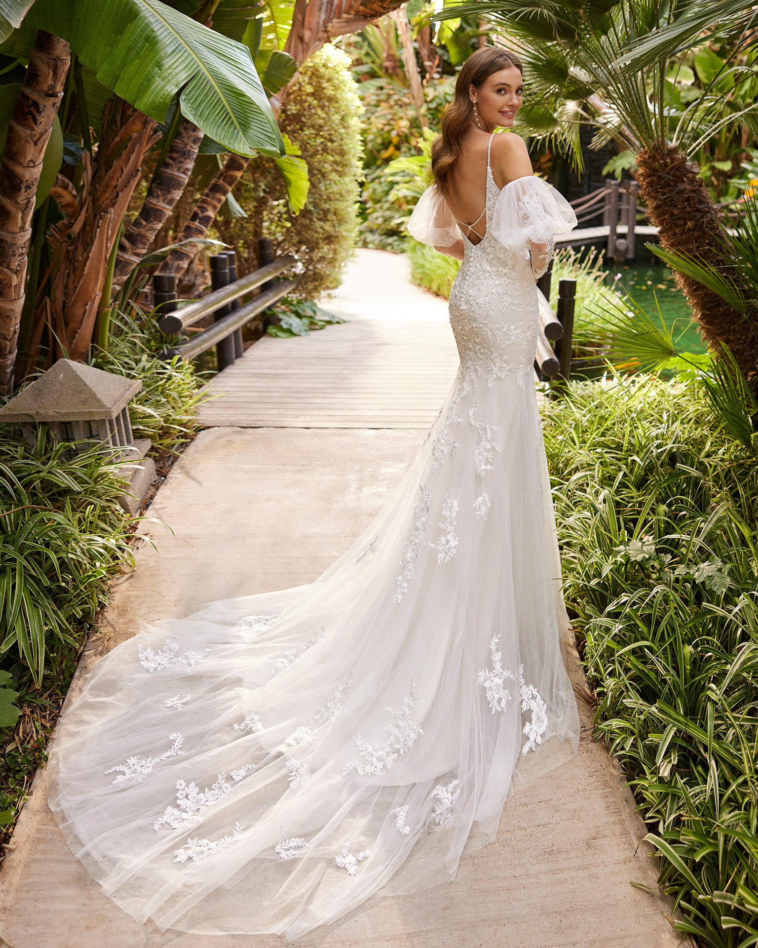 vestido de noiva clássico Vera Wang Brasil de renda com mangas coleção 2023 minimalista belo horizonte são paulo gaetana morato Rosa Clará Pronovias princesa sereia Nicole MIlano Pronovias Boho Chic gaetana morato casamento no campo vestido noiva com brilho vestido de noiva alta costura - VERA WANG BELO HORIZONTE BRASIL LUNA NOVIAS ADRIANA ALIER LUNA STUDIO NICOLE MILANO PRONOVIAS