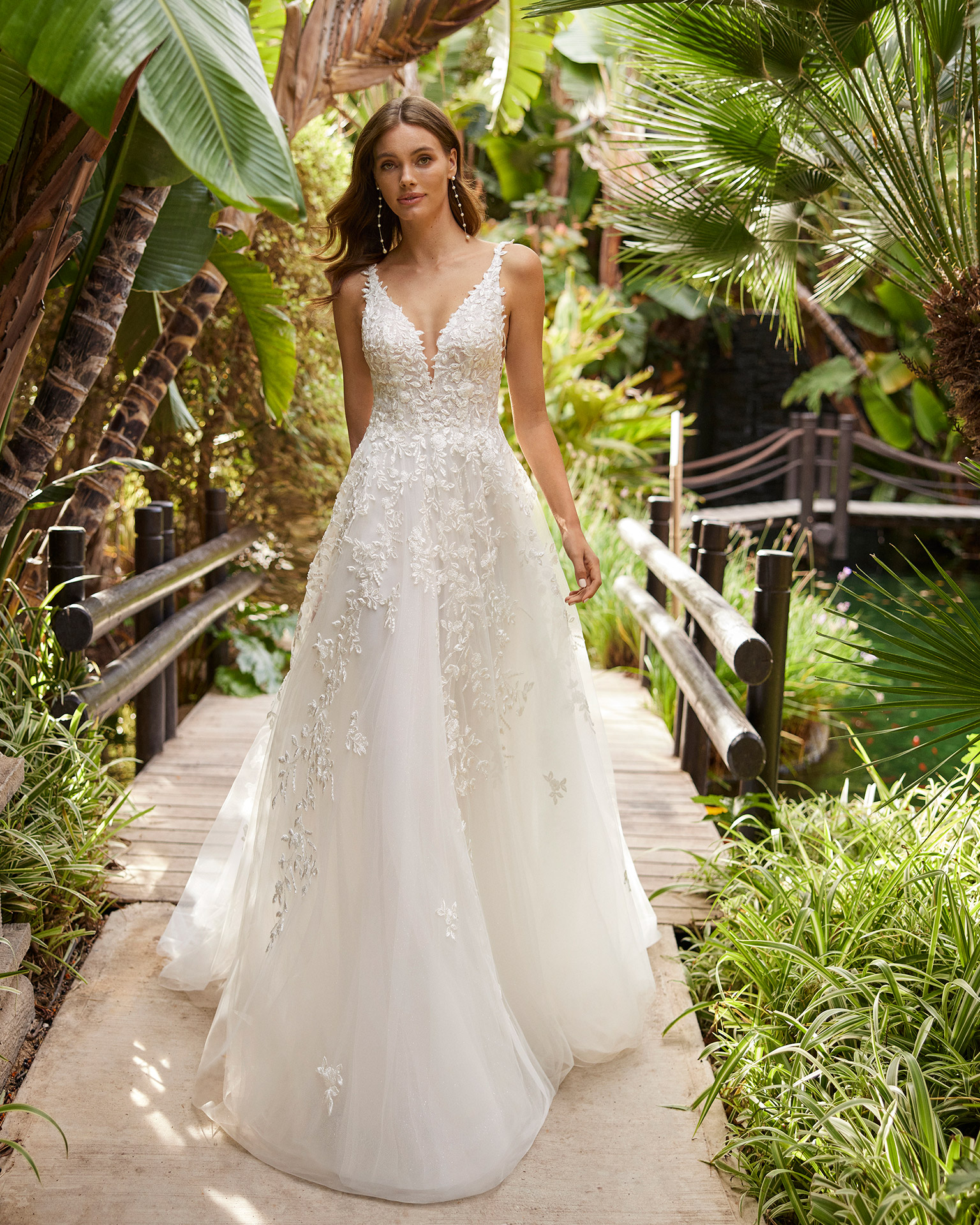 vestido de noiva clássico Vera Wang Brasil de renda com mangas coleção 2023 minimalista belo horizonte são paulo gaetana morato Rosa Clará Pronovias princesa sereia Nicole MIlano Pronovias Boho Chic gaetana morato casamento no campo vestido noiva com brilho vestido de noiva alta costura - VERA WANG BELO HORIZONTE BRASIL LUNA NOVIAS ADRIANA ALIER LUNA STUDIO NICOLE MILANO PRONOVIAS