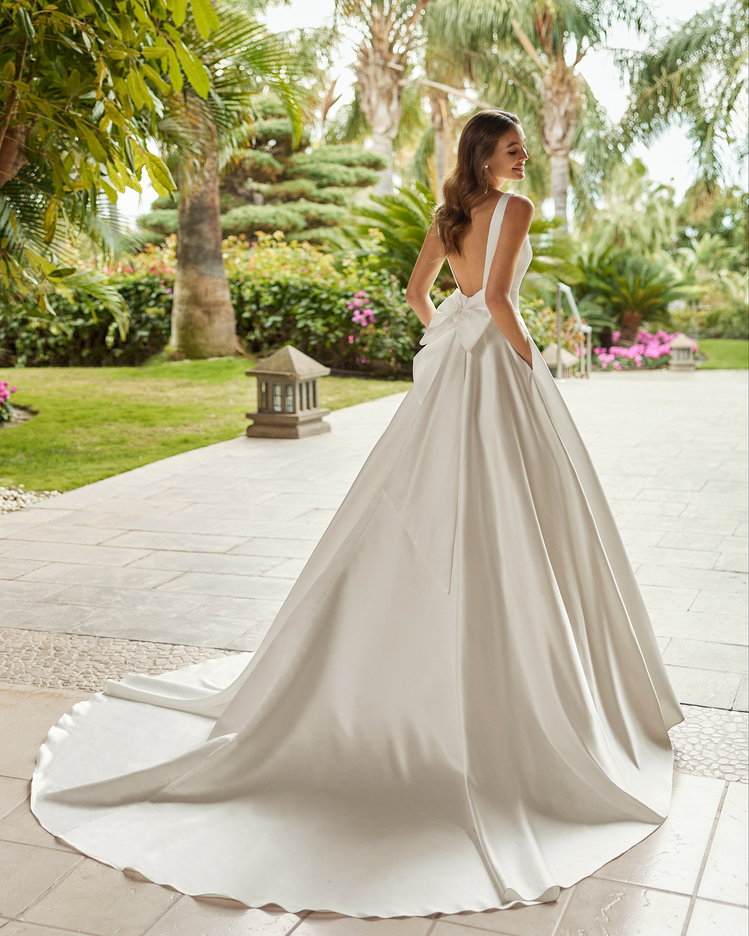 vestido de noiva clássico Vera Wang Brasil de renda com mangas coleção 2023 minimalista belo horizonte são paulo gaetana morato Rosa Clará Pronovias princesa sereia Nicole MIlano Pronovias Boho Chic gaetana morato casamento no campo vestido noiva com brilho vestido de noiva alta costura - VERA WANG BELO HORIZONTE BRASIL LUNA NOVIAS ADRIANA ALIER LUNA STUDIO NICOLE MILANO PRONOVIAS