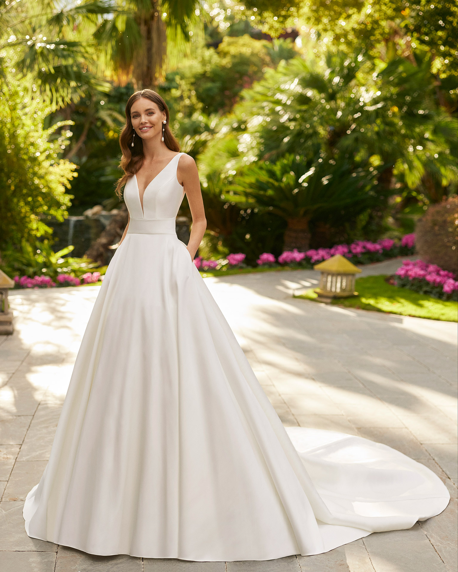 vestido de noiva clássico Vera Wang Brasil de renda com mangas coleção 2023 minimalista belo horizonte são paulo gaetana morato Rosa Clará Pronovias princesa sereia Nicole MIlano Pronovias Boho Chic gaetana morato casamento no campo vestido noiva com brilho vestido de noiva alta costura - VERA WANG BELO HORIZONTE BRASIL LUNA NOVIAS ADRIANA ALIER LUNA STUDIO NICOLE MILANO PRONOVIAS
