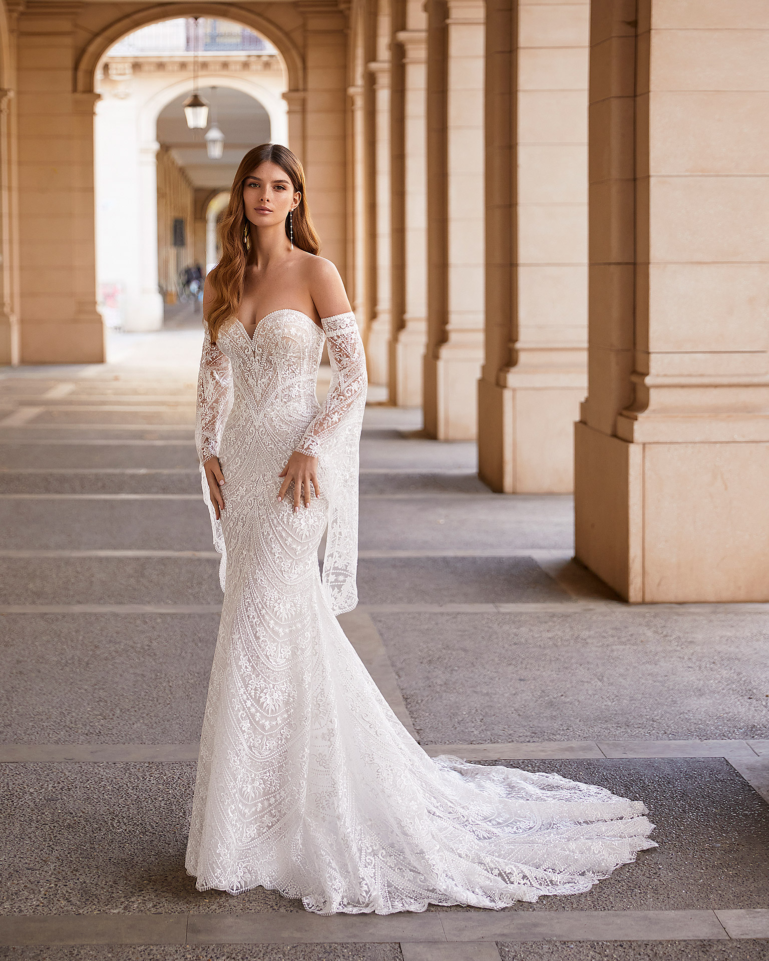 vestido de noiva clássico Vera Wang Brasil de renda com mangas coleção 2023 minimalista belo horizonte são paulo gaetana morato Rosa Clará Pronovias princesa sereia Nicole MIlano Pronovias Boho Chic gaetana morato casamento no campo vestido noiva com brilho vestido de noiva alta costura - VERA WANG BELO HORIZONTE BRASIL LUNA NOVIAS ADRIANA ALIER LUNA STUDIO NICOLE MILANO PRONOVIAS