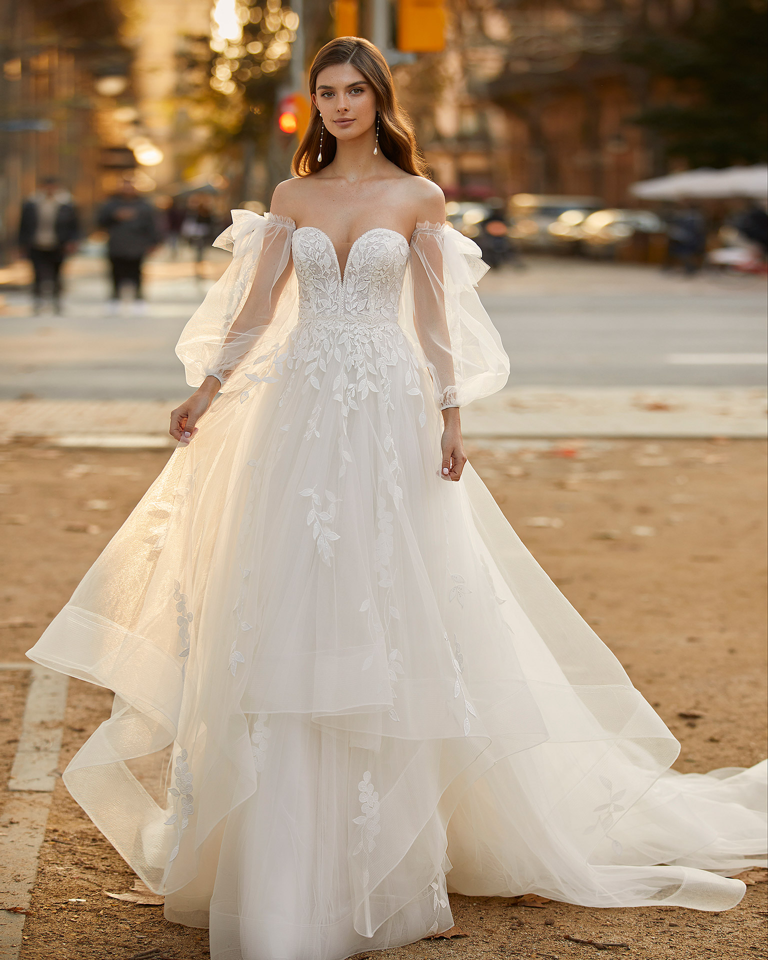 vestido de noiva clássico Vera Wang Brasil de renda com mangas coleção 2023 minimalista belo horizonte são paulo gaetana morato Rosa Clará Pronovias princesa sereia Nicole MIlano Pronovias Boho Chic gaetana morato casamento no campo vestido noiva com brilho vestido de noiva alta costura - VERA WANG BELO HORIZONTE BRASIL LUNA NOVIAS ADRIANA ALIER LUNA STUDIO NICOLE MILANO PRONOVIAS