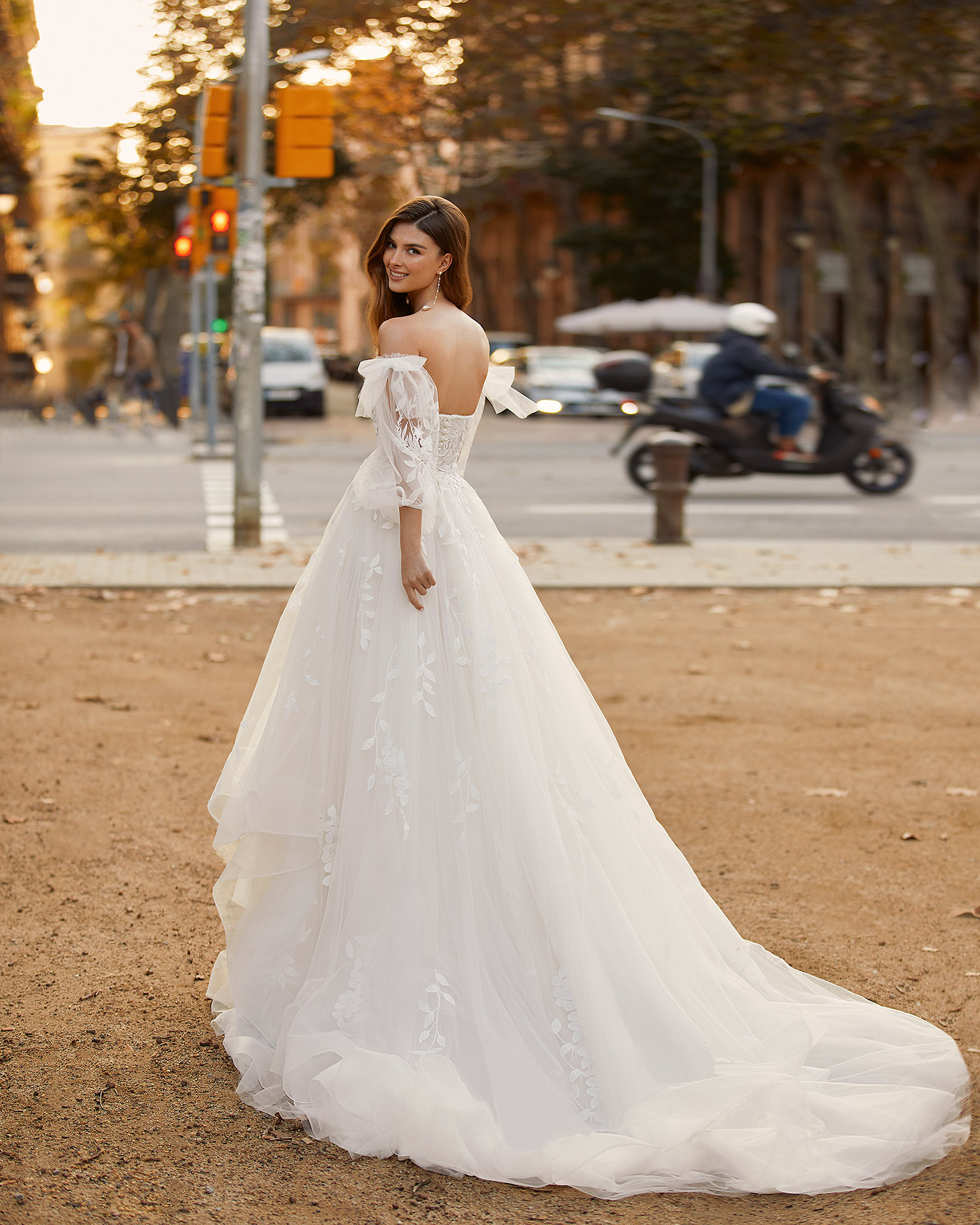 vestido de noiva clássico Vera Wang Brasil de renda com mangas coleção 2023 minimalista belo horizonte são paulo gaetana morato Rosa Clará Pronovias princesa sereia Nicole MIlano Pronovias Boho Chic gaetana morato casamento no campo vestido noiva com brilho vestido de noiva alta costura - VERA WANG BELO HORIZONTE BRASIL LUNA NOVIAS ADRIANA ALIER LUNA STUDIO NICOLE MILANO PRONOVIAS