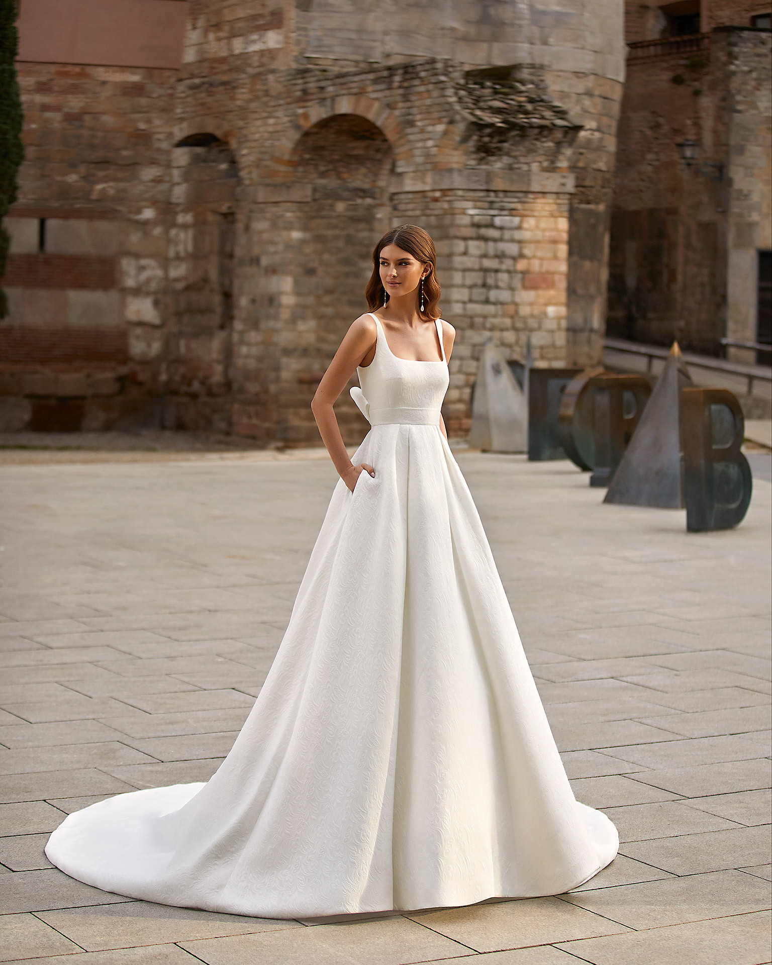 vestido de noiva clássico Vera Wang Brasil de renda com mangas coleção 2023 minimalista belo horizonte são paulo gaetana morato Rosa Clará Pronovias princesa sereia Nicole MIlano Pronovias Boho Chic gaetana morato casamento no campo vestido noiva com brilho vestido de noiva alta costura - VERA WANG BELO HORIZONTE BRASIL