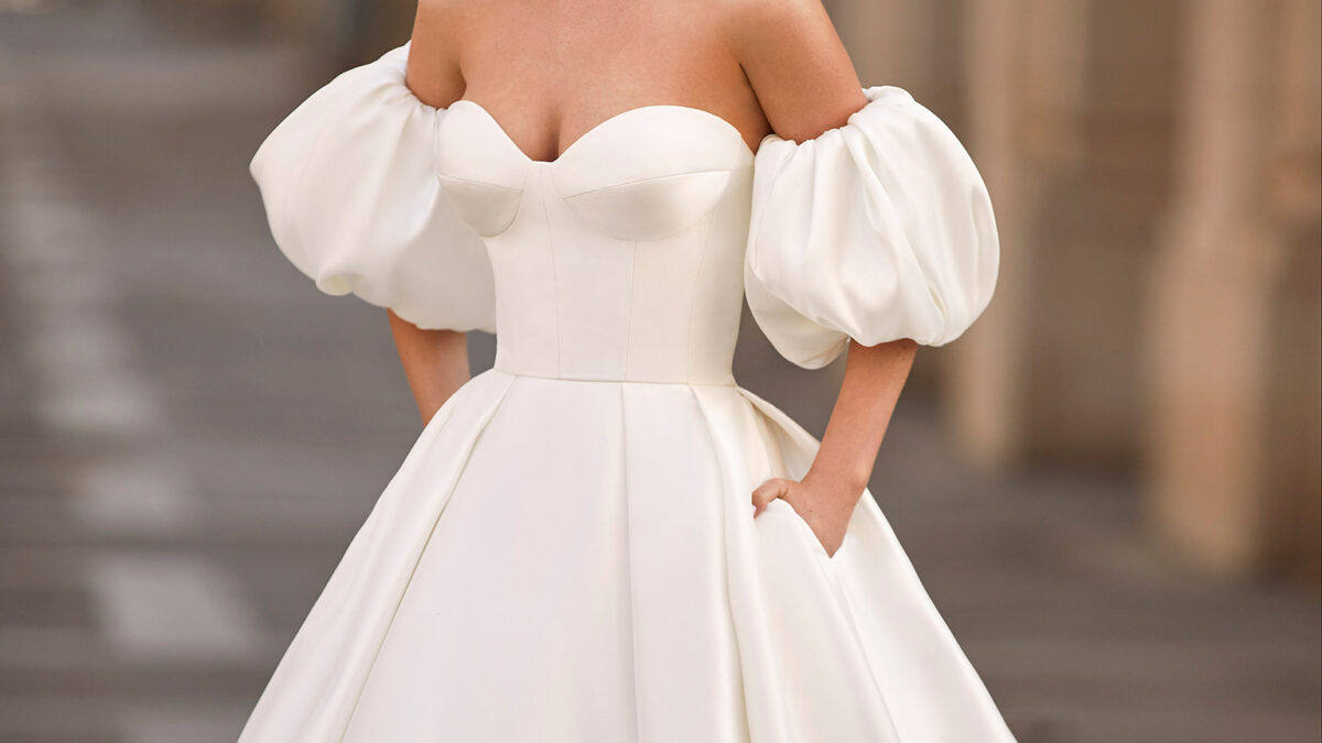 vestido de noiva clássico de renda com mangas coleção 2023 minimalista belo horizonte são paulo gaetana morato Rosa Clará Pronovias princesa sereia Nicole MIlano Pronovias Boho Chic gaetana morato casamento no campo vestido noiva com brilho vestido de noiva alta costura