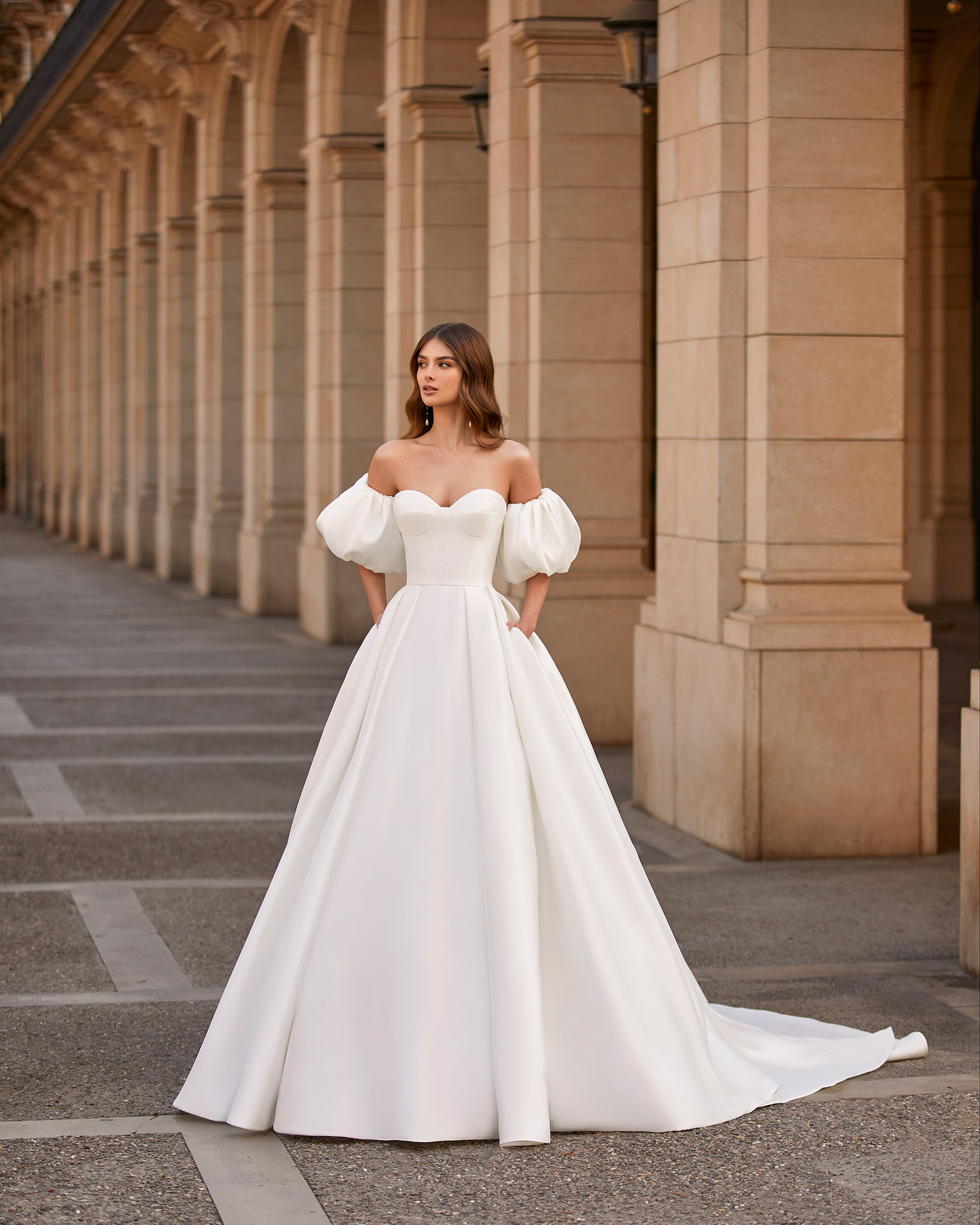 vestido de noiva clássico de renda com mangas coleção 2023 minimalista belo horizonte são paulo gaetana morato Rosa Clará Pronovias princesa sereia Nicole MIlano Pronovias Boho Chic gaetana morato casamento no campo vestido noiva com brilho vestido de noiva alta costura
