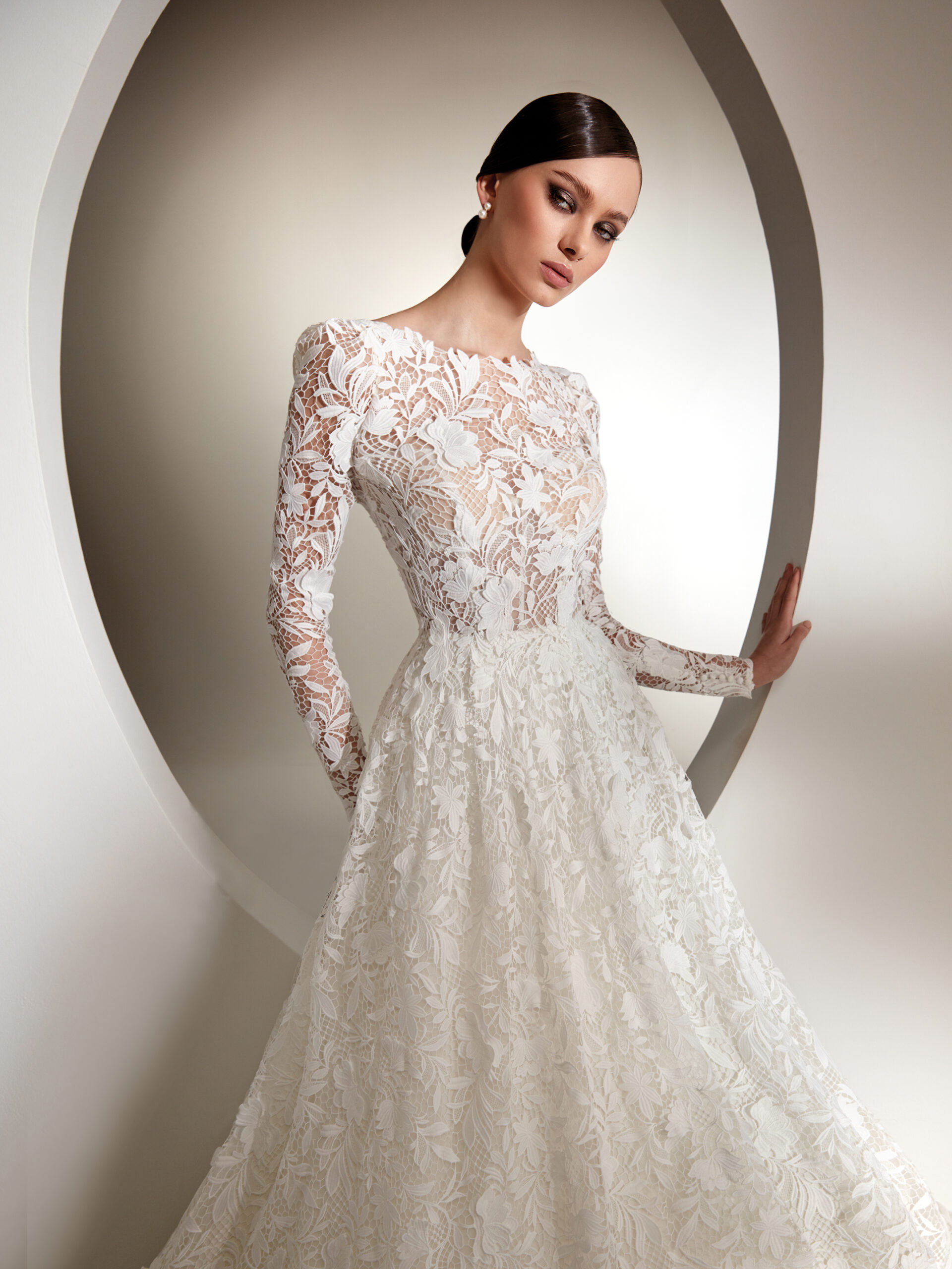 vestido de noiva clássico de renda com mangas coleção 2023 minimalista belo horizonte são paulo gaetana morato Rosa Clará Pronovias princesa sereia Nicole MIlano Pronovias Boho Chic gaetana morato casamento no campo vestido noiva com brilho vestido de noiva alta costura