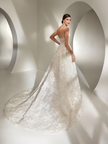 vestido de noiva clássico de renda com mangas coleção 2023 minimalista belo horizonte são paulo gaetana morato Rosa Clará Pronovias princesa sereia Nicole MIlano Pronovias Boho Chic gaetana morato casamento no campo vestido noiva com brilho vestido de noiva alta costura vestido de noiva sereia vestido de noiva evasê vestido de noiva Bh