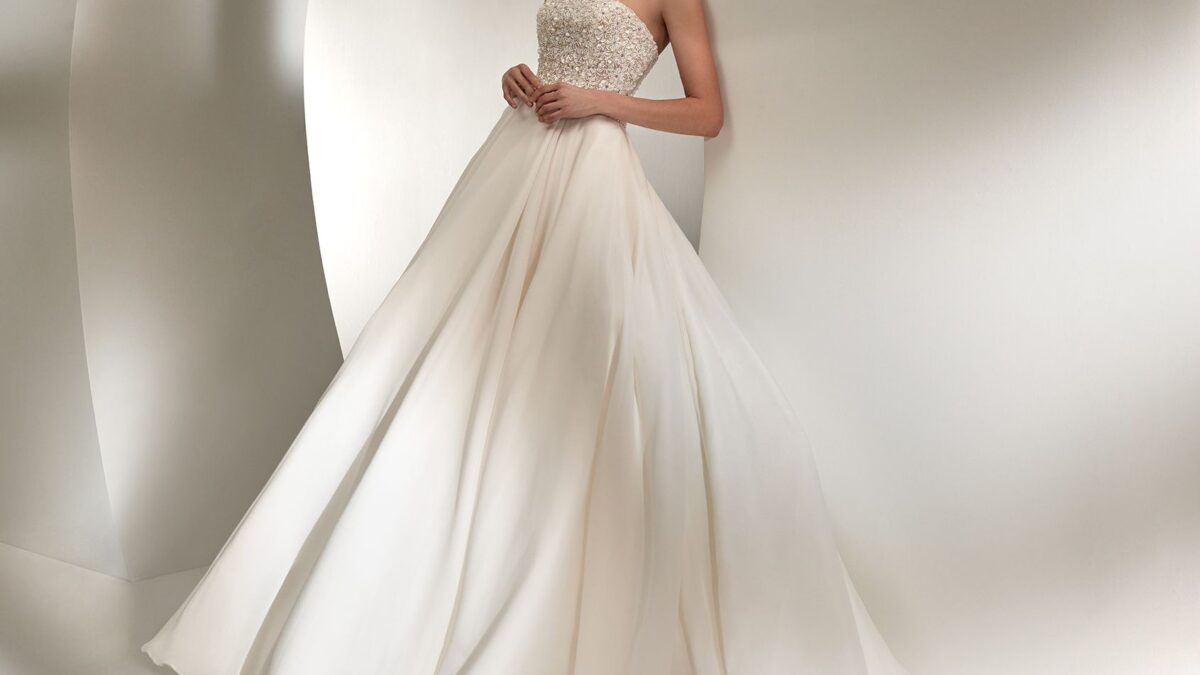 vestido de noiva clássico de renda com mangas coleção 2023 minimalista belo horizonte são paulo gaetana morato Rosa Clará Pronovias princesa sereia Nicole MIlano Pronovias Boho Chic gaetana morato casamento no campo vestido noiva com brilho vestido de noiva alta costura vestido de noiva sereia vestido de noiva evasê vestido de noiva Bh