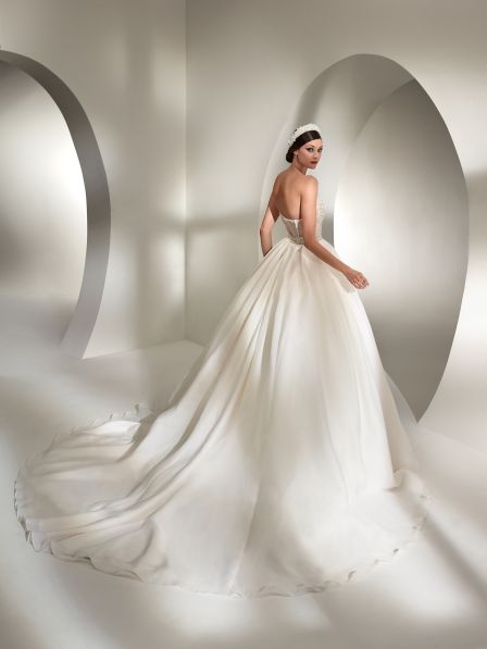 vestido de noiva clássico de renda com mangas coleção 2023 minimalista belo horizonte são paulo gaetana morato Rosa Clará Pronovias princesa sereia Nicole MIlano Pronovias Boho Chic gaetana morato casamento no campo vestido noiva com brilho vestido de noiva alta costura vestido de noiva sereia vestido de noiva evasê vestido de noiva Bh