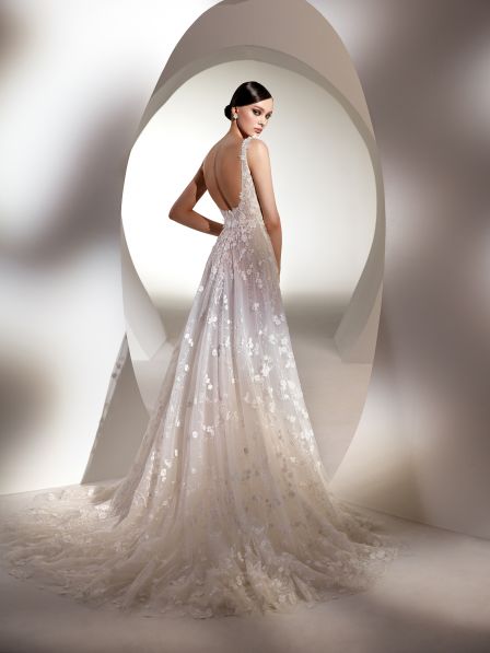 vestido de noiva clássico de renda com mangas coleção 2023 minimalista belo horizonte são paulo gaetana morato Rosa Clará Pronovias princesa sereia Nicole MIlano Pronovias Boho Chic gaetana morato casamento no campo vestido noiva com brilho vestido de noiva alta costura vestido de noiva sereia vestido de noiva evasê vestido de noiva Bh