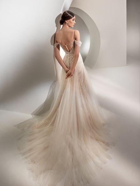 vestido de noiva clássico de renda com mangas coleção 2023 minimalista belo horizonte são paulo gaetana morato Rosa Clará Pronovias princesa sereia Nicole MIlano Pronovias Boho Chic gaetana morato casamento no campo vestido noiva com brilho vestido de noiva alta costura vestido de noiva sereia vestido de noiva evasê vestido de noiva Bh