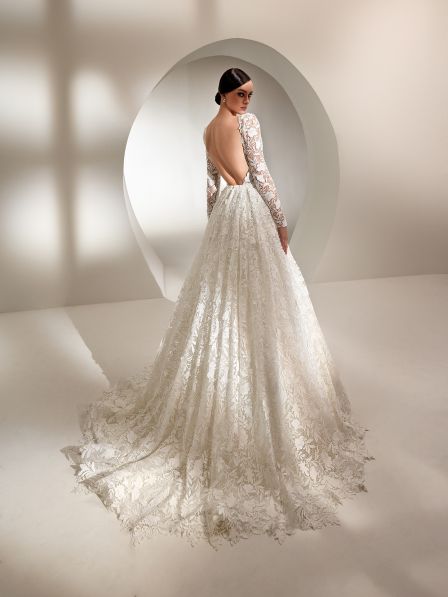 vestido de noiva clássico de renda com mangas coleção 2023 minimalista belo horizonte são paulo gaetana morato Rosa Clará Pronovias princesa sereia Nicole MIlano Pronovias Boho Chic gaetana morato casamento no campo vestido noiva com brilho vestido de noiva alta costura vestido de noiva sereia vestido de noiva evasê vestido de noiva Bh