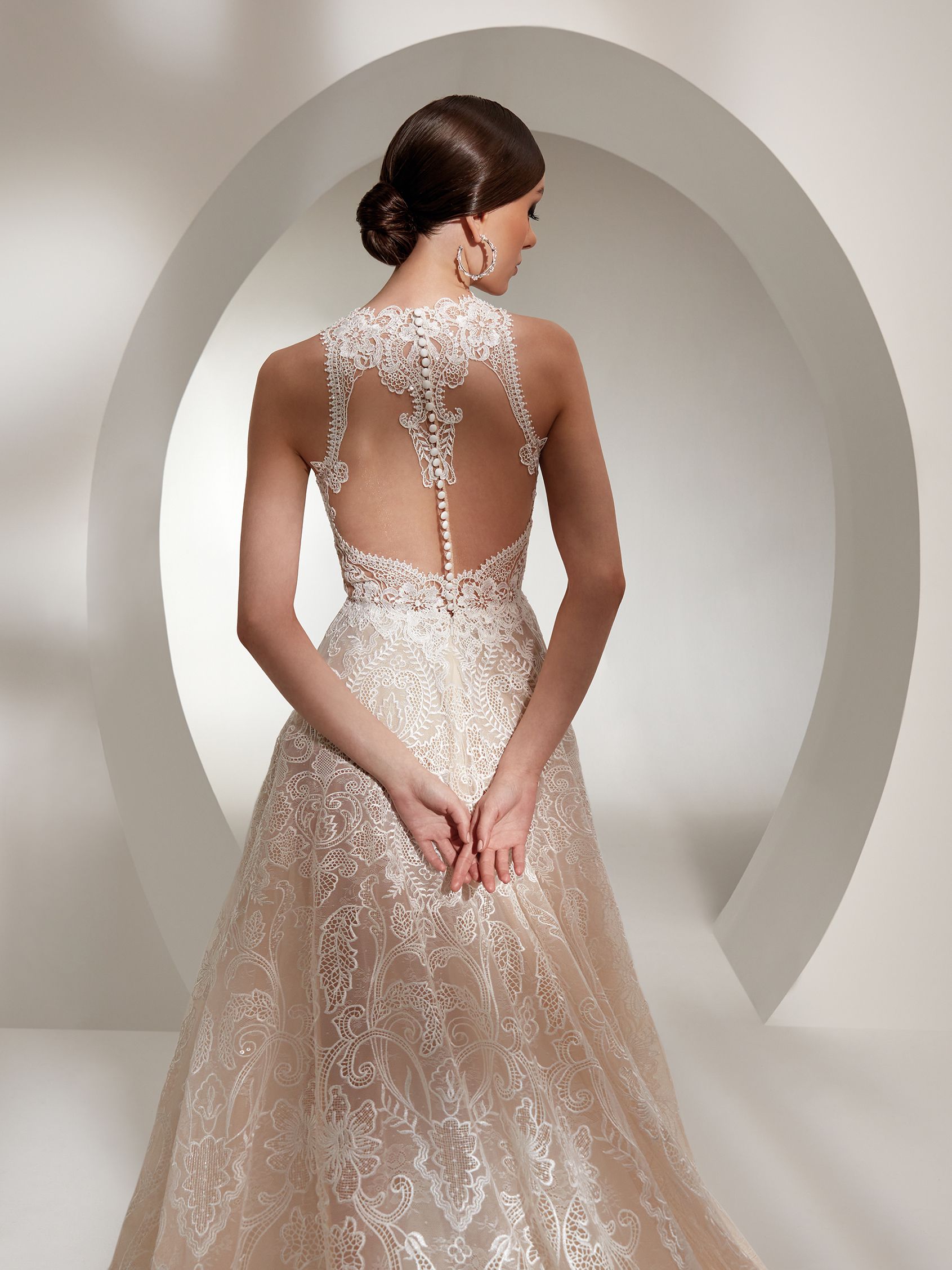 vestido de noiva clássico de renda com mangas coleção 2023 minimalista belo horizonte são paulo gaetana morato Rosa Clará Pronovias princesa sereia Nicole MIlano Pronovias Boho Chic gaetana morato casamento no campo vestido noiva com brilho vestido de noiva alta costura vestido de noiva sereia vestido de noiva evasê vestido de noiva Bh