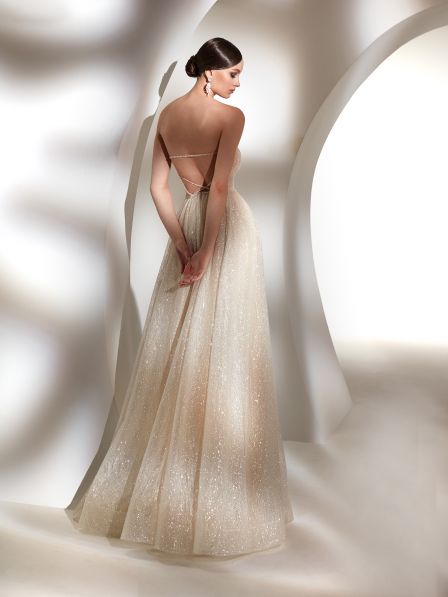 vestido de noiva clássico de renda com mangas coleção 2023 minimalista belo horizonte são paulo gaetana morato Rosa Clará Pronovias princesa sereia Nicole MIlano Pronovias Boho Chic gaetana morato casamento no campo vestido noiva com brilho vestido de noiva alta costura vestido de noiva sereia vestido de noiva evasê vestido de noiva Bh