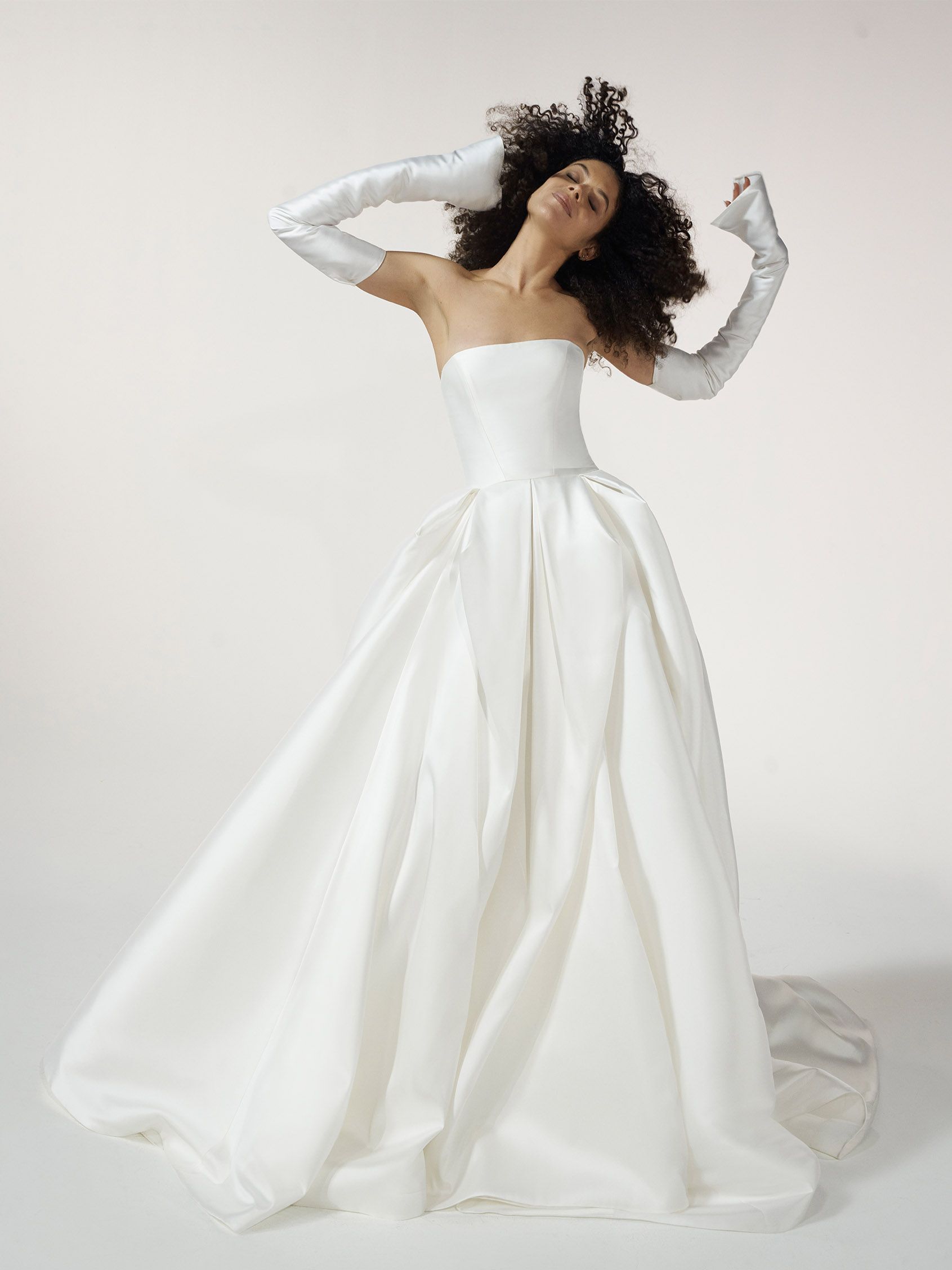 vestido de noiva clássico Vera Wang Brasil de renda com mangas coleção 2023 minimalista belo horizonte são paulo gaetana morato Rosa Clará Pronovias princesa sereia Nicole MIlano Pronovias Boho Chic gaetana morato casamento no campo vestido noiva com brilho vestido de noiva alta costura - VERA WANG BELO HORIZONTE BRASIL