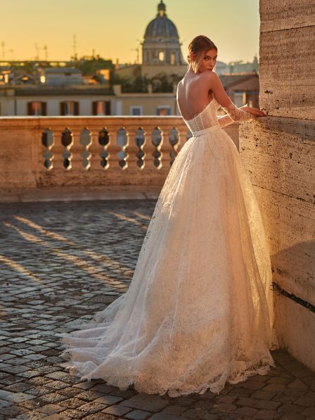 vestido de noiva clássico de renda com mangas coleção 2023 minimalista belo horizonte são paulo gaetana morato Rosa Clará Pronovias princesa sereia Nicole MIlano Pronovias Boho Chic gaetana morato casamento no campo vestido noiva com brilho vestido de noiva alta costura vestido de noiva sereia vestido de noiva evasê vestido de noiva Bh