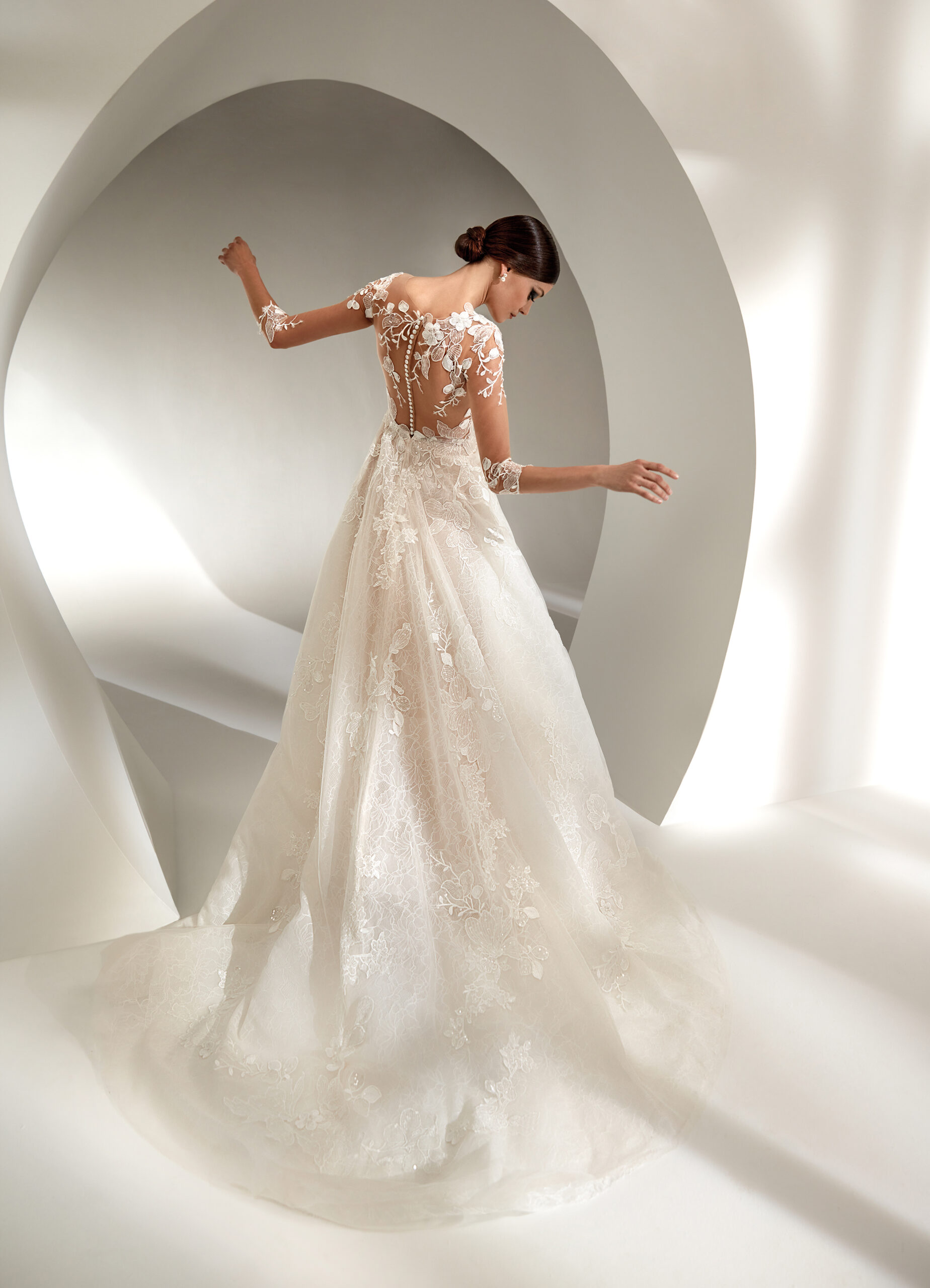 vestido de noiva clássico Vera Wang Brasil de renda com mangas coleção 2023 minimalista belo horizonte são paulo gaetana morato Rosa Clará Pronovias princesa sereia Nicole MIlano Pronovias Boho Chic gaetana morato casamento no campo vestido noiva com brilho vestido de noiva alta costura - VERA WANG BELO HORIZONTE BRASIL LUNA NOVIAS ADRIANA ALIER LUNA STUDIO NICOLE MILANO PRONOVIAS