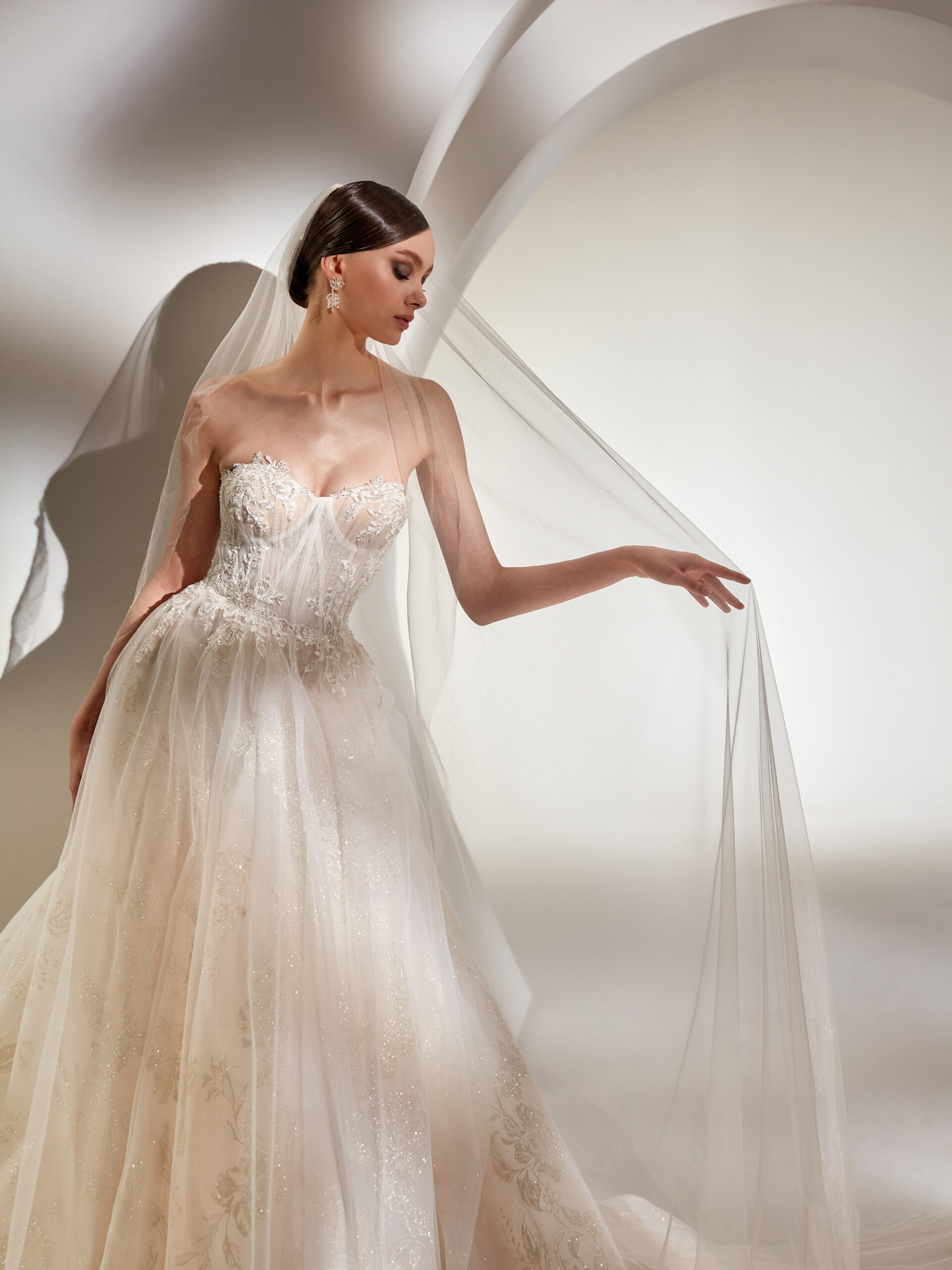 vestido de noiva clássico Vera Wang Brasil de renda com mangas coleção 2023 minimalista belo horizonte são paulo gaetana morato Rosa Clará Pronovias princesa sereia Nicole MIlano Pronovias Boho Chic gaetana morato casamento no campo vestido noiva com brilho vestido de noiva alta costura - VERA WANG BELO HORIZONTE BRASIL LUNA NOVIAS ADRIANA ALIER LUNA STUDIO NICOLE MILANO PRONOVIAS