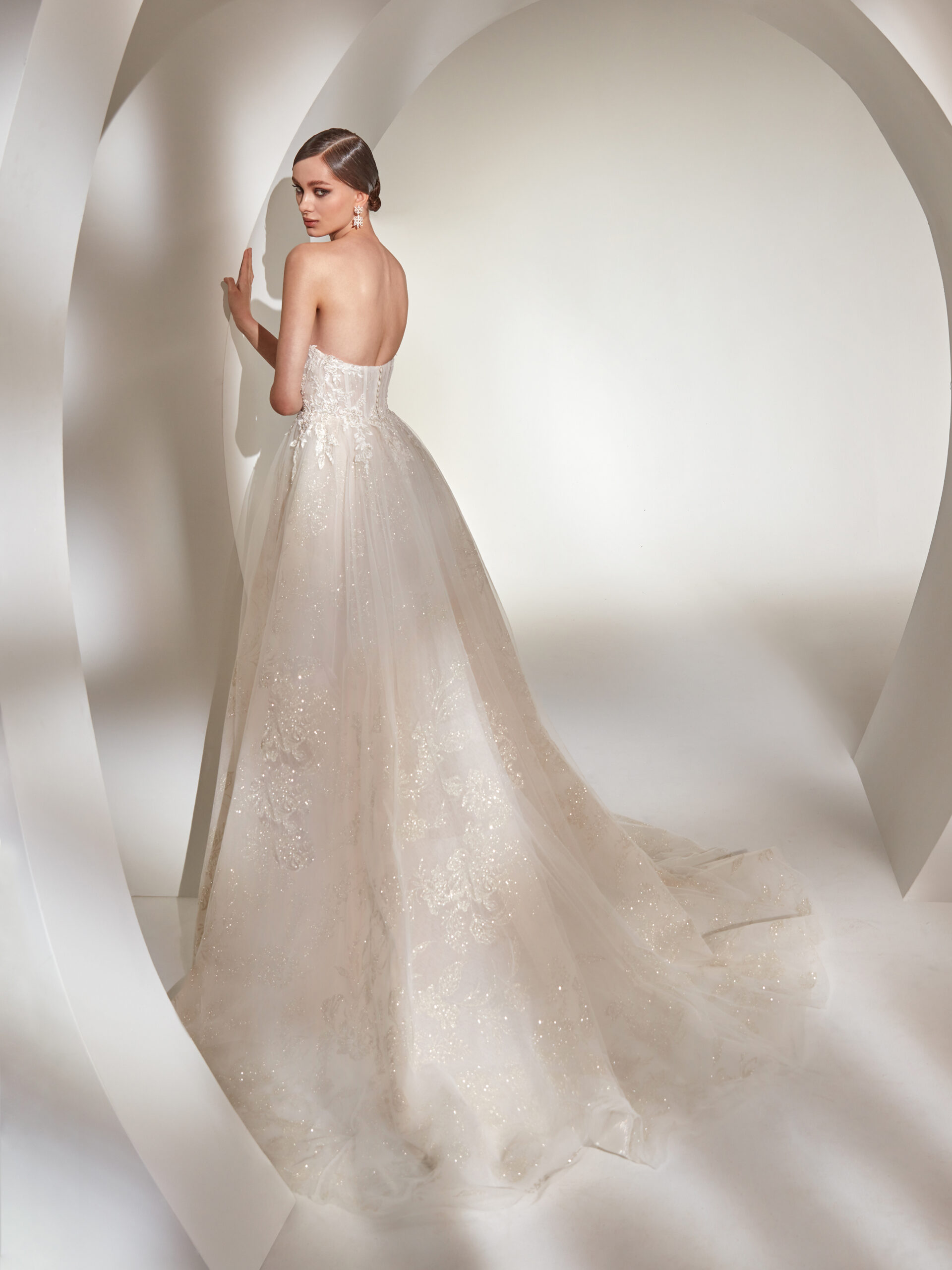 vestido de noiva clássico Vera Wang Brasil de renda com mangas coleção 2023 minimalista belo horizonte são paulo gaetana morato Rosa Clará Pronovias princesa sereia Nicole MIlano Pronovias Boho Chic gaetana morato casamento no campo vestido noiva com brilho vestido de noiva alta costura - VERA WANG BELO HORIZONTE BRASIL LUNA NOVIAS ADRIANA ALIER LUNA STUDIO NICOLE MILANO PRONOVIAS