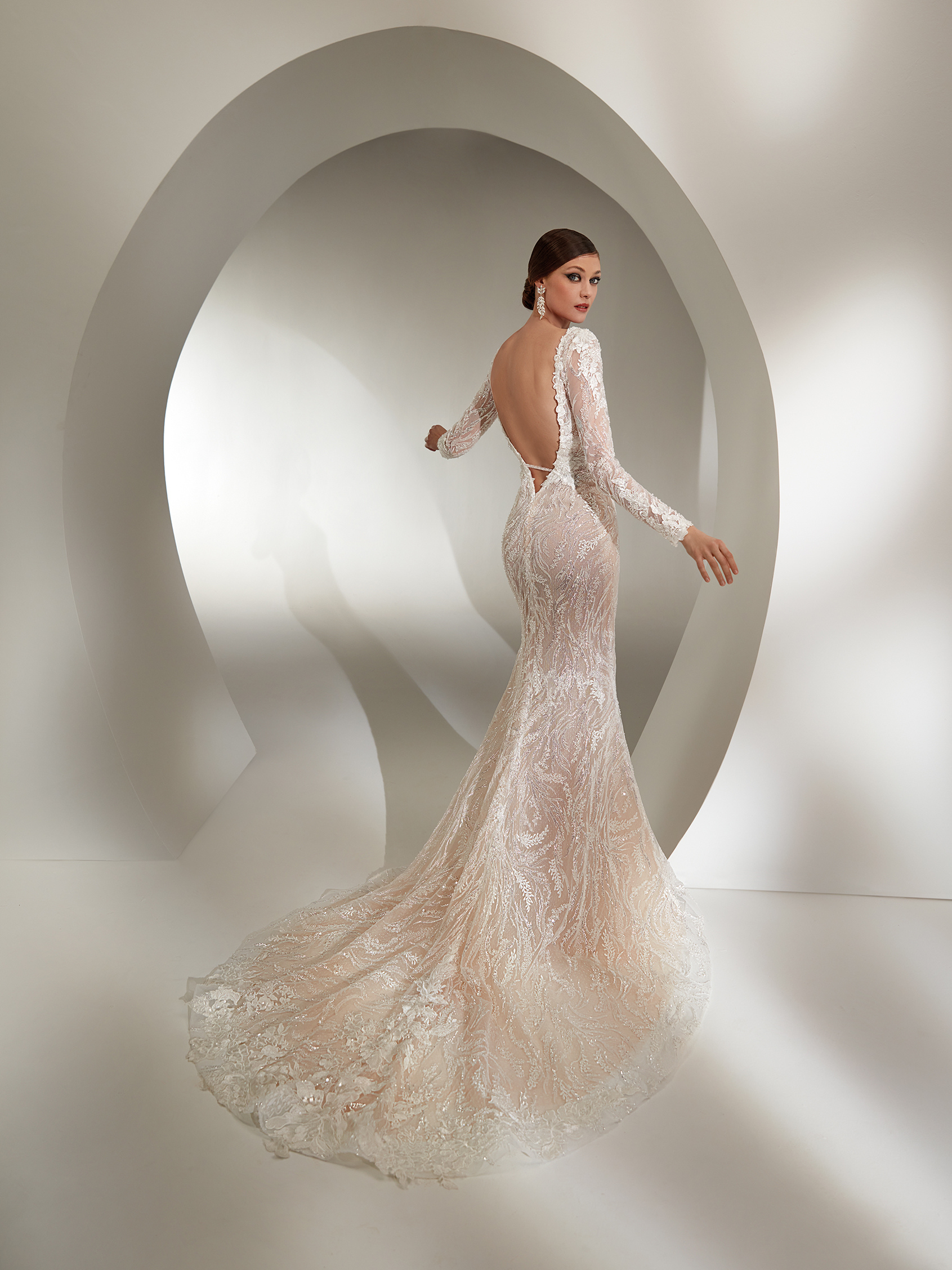 vestido de noiva clássico Vera Wang Brasil de renda com mangas coleção 2023 minimalista belo horizonte são paulo gaetana morato Rosa Clará Pronovias princesa sereia Nicole MIlano Pronovias Boho Chic gaetana morato casamento no campo vestido noiva com brilho vestido de noiva alta costura - VERA WANG BELO HORIZONTE BRASIL LUNA NOVIAS ADRIANA ALIER LUNA STUDIO NICOLE MILANO PRONOVIAS