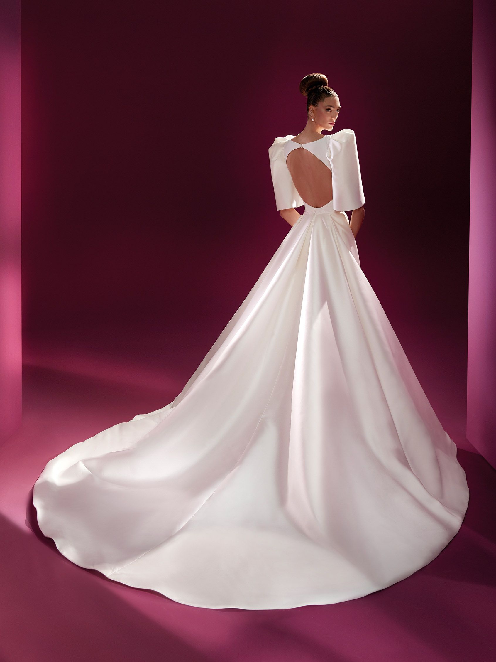 VESTIDO DE NOIVA ALTA COSTURA BELO HORIZONTE PRONOVIAS ATELIER PRONOVIAS ROSA CLARÁ GAETANA MORATO NICOLE MILANO VERA WANG BRIDE SÃO PAULO BRASÍLIA VESTIDO NOIVA PRINCESA MINIMALISTA MODERNO EVASÊ SEREIA MIKADO SEDA CETIM RENDA PRONOVIAS PRIVÉE