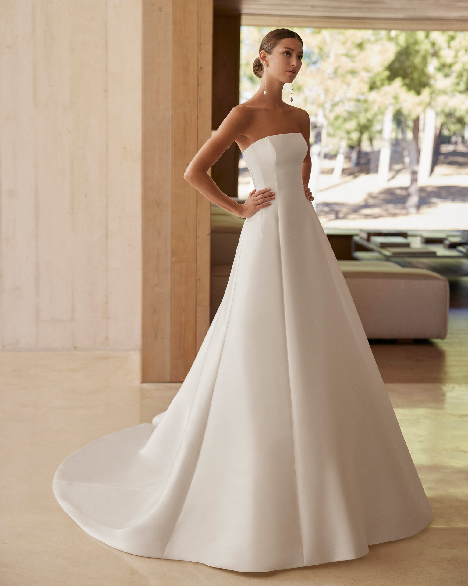 Vestido de noiva de duas peças, de corte linha A e estilo clássico. Confecionado em mikado. Com decote caicai e gola removível. Conjunto Rosa Clará de sonho.