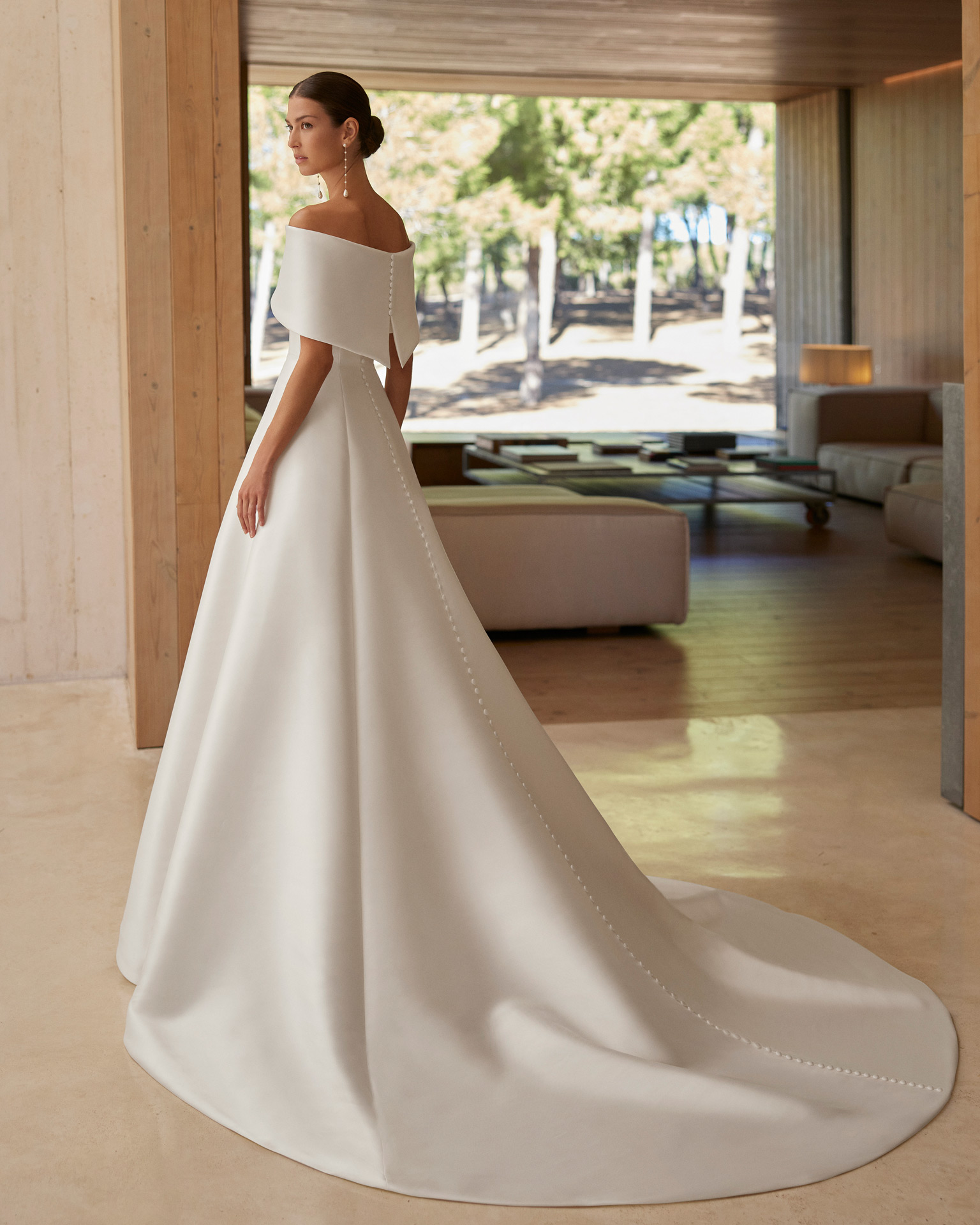 Vestido de noiva de duas peças, de corte linha A e estilo clássico. Confecionado em mikado. Com decote caicai e gola removível. Conjunto Rosa Clará de sonho.