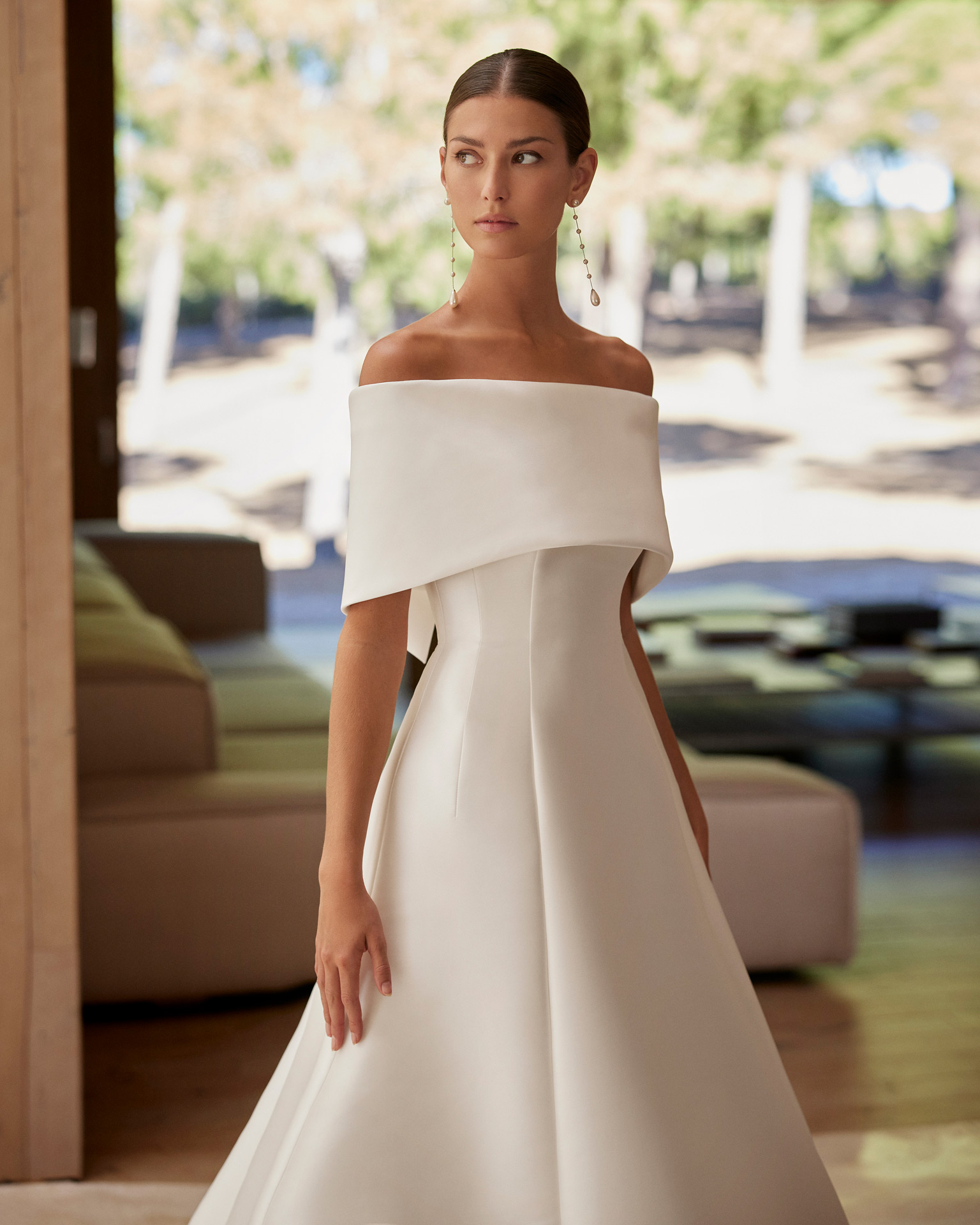 Vestido de noiva de duas peças, de corte linha A e estilo clássico. Confecionado em mikado. Com decote caicai e gola removível. Conjunto Rosa Clará de sonho.
