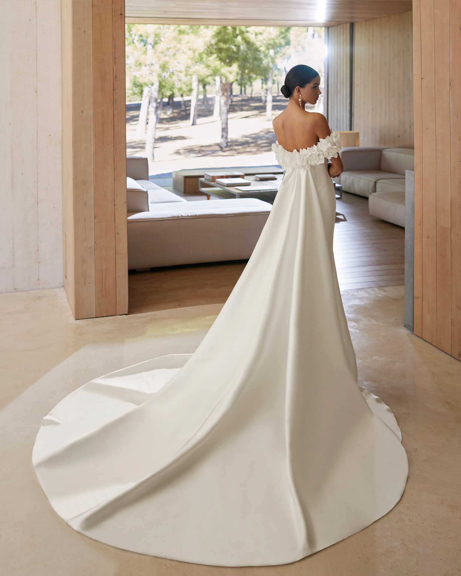 Vestido de noiva de três peças, de corte sereia e estilo romântico, confecionado em mikado elástico. Mostra um decote caicai, uma gola envolvente removível e uma cauda removível. Um conjunto exclusivo Rosa Clará.
