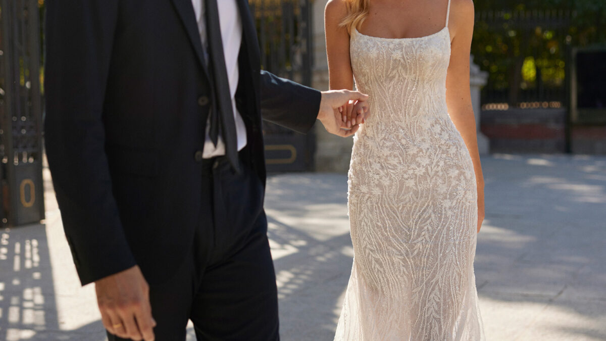 Vestido de noiva corte sereia decote reto em renda bordada, alças finas. Coleção Luna Novias - Rosa Clará