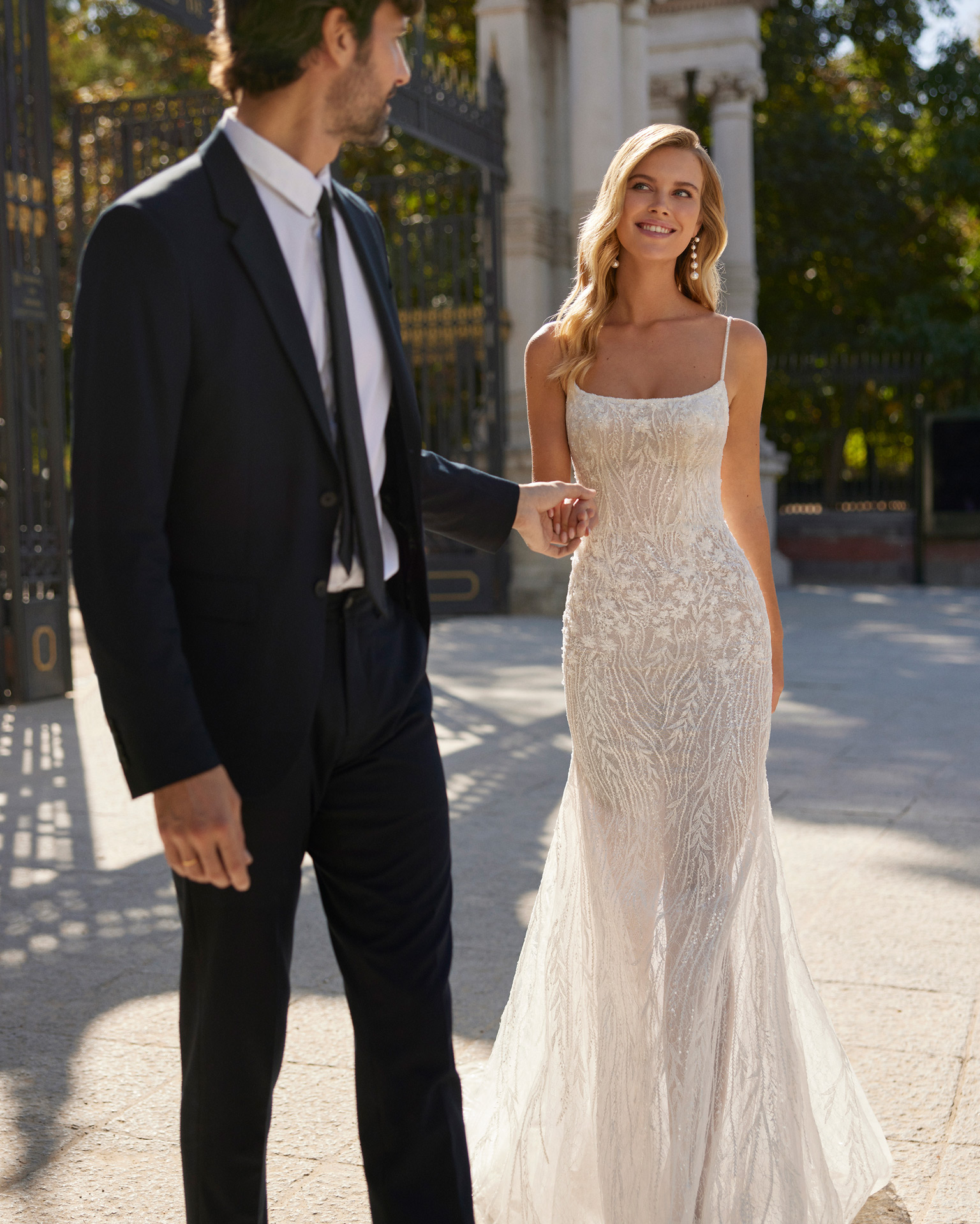 Vestido de noiva corte sereia decote reto em renda bordada, alças finas. Coleção Luna Novias - Rosa Clará